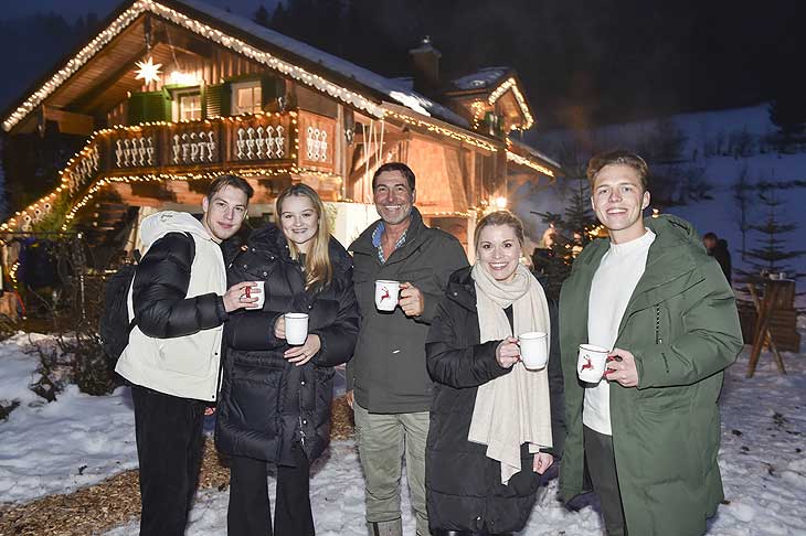 Didi Maier (Starkoch, Sohn Johanna Maier), Lilly zu Sayn Wittgenstein, Ralf Zacherl (TV Koch) Nathan Wehrmann (Sohn Giulia Siegel), Nele Ludowig Roeffen (Tochter Frauke Ludowig), Thomas Witzany (Gastgeber), Viola Matthäus (Tochter von Lothar Matthäus und Sylvia), Joel Beckenbauer (Sohn Franz Beckenbauer) ©